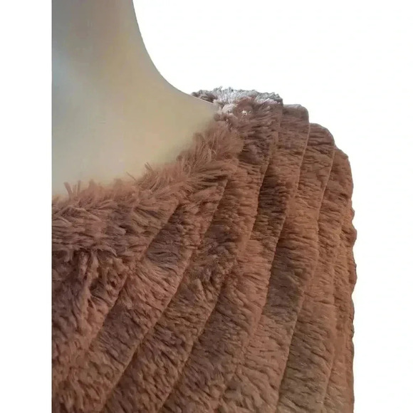 Black rivet shawl faux fur mauve l/xl poncho - Picture 3 of 4